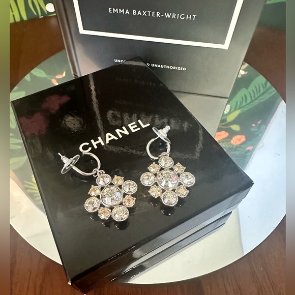 SOLD 🏆CHANEL Rhinestone Floral Drop Earrings 💎 💃With COA (EUC) - Picture 3 of 9
